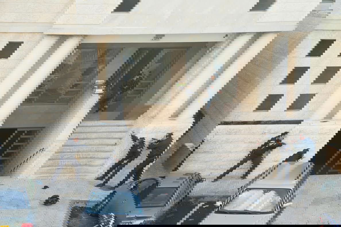 המחבל הראשון יוצא, ללא אקדח בידו. בניגוד לעדות רפ"ק א'