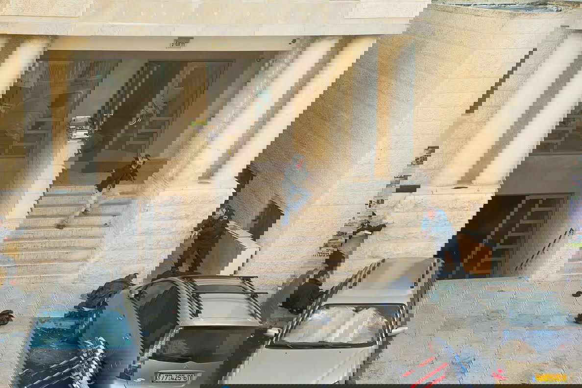 המחבל השני יוצא ובידיו סכין ואקדח - בניגוד לדברי רפ"ק א'