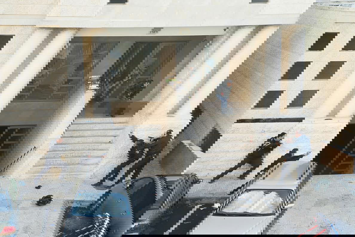 שני המחבלים על המדרגות, לשני אקדח וסכין קצבים