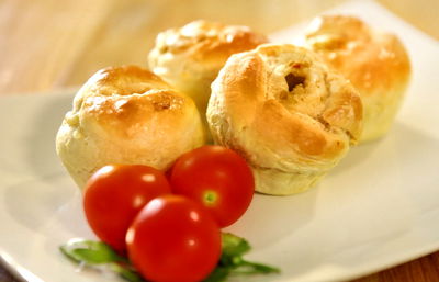 מאפה שושנים אישי במילוי ממרח זיתים