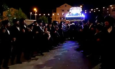 שישו ושמחו: צפו בהכנסת ספר תורה בבית שמש