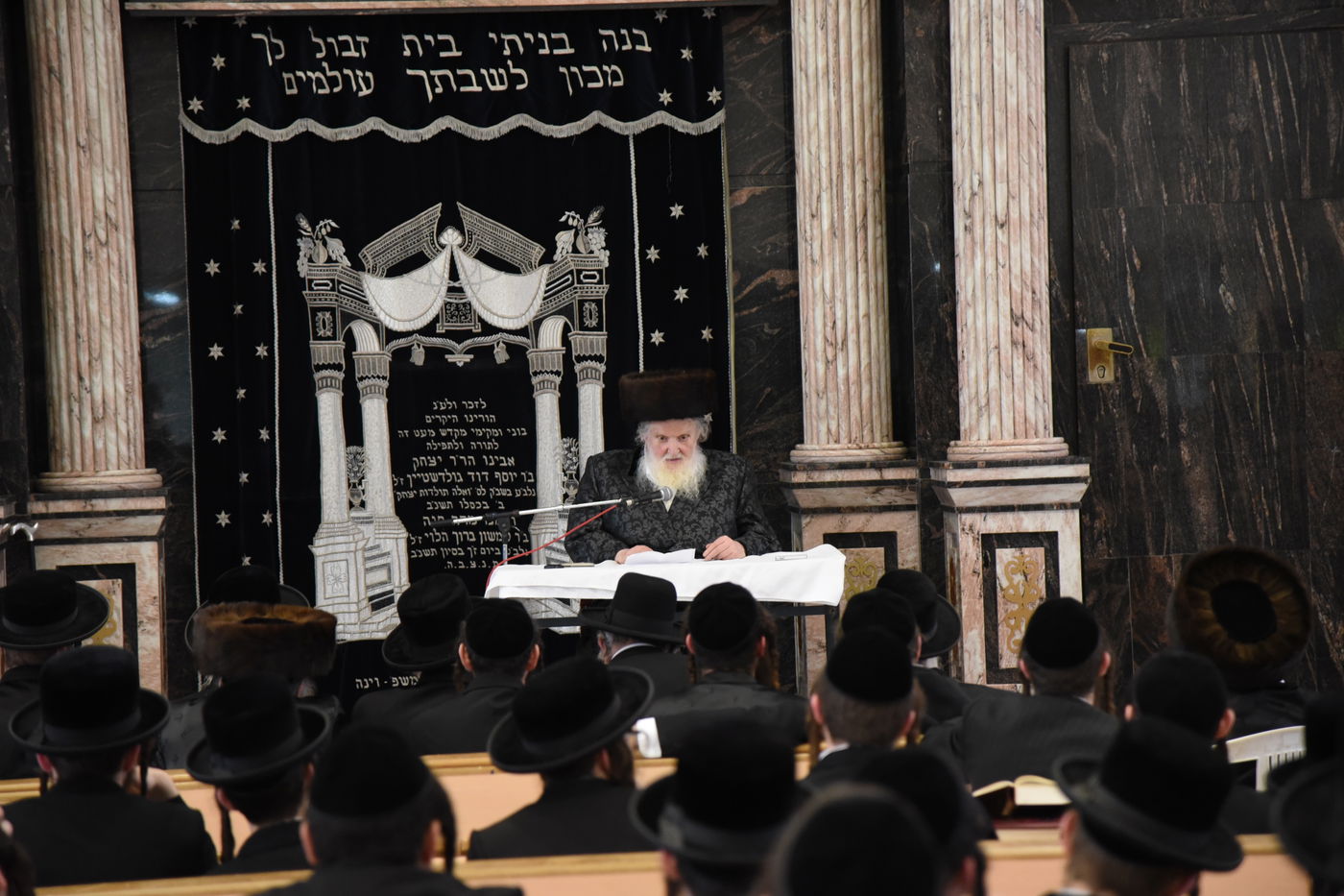 הראב"ד רבי משה שטרנבוך מסר שיעור בצאנז • תמונות