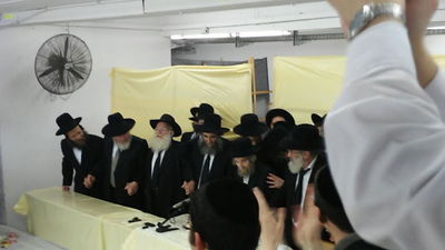 תיעוד: תלמידי אורחות תורה קיבלו את הגראי"ל שטיינמן בשירה