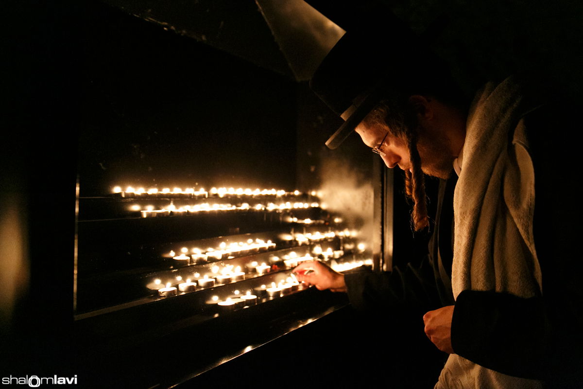 תיעוד ענק: הרבי מנדבורנה הכניס ספר תורה באוקראינה