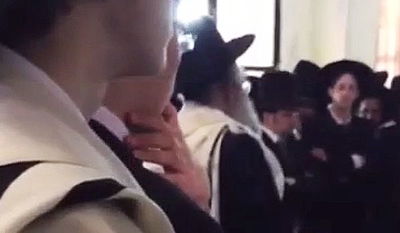 צולם על ידי נכרי: תלמידי פוניבז' חוגגים את שבועות בישיבה