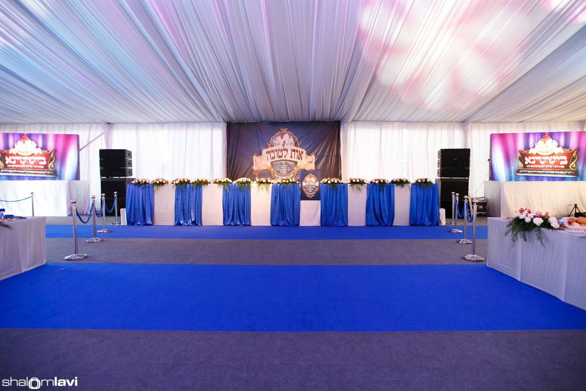 תיעוד ענק: הרבי מנדבורנה הכניס ספר תורה באוקראינה