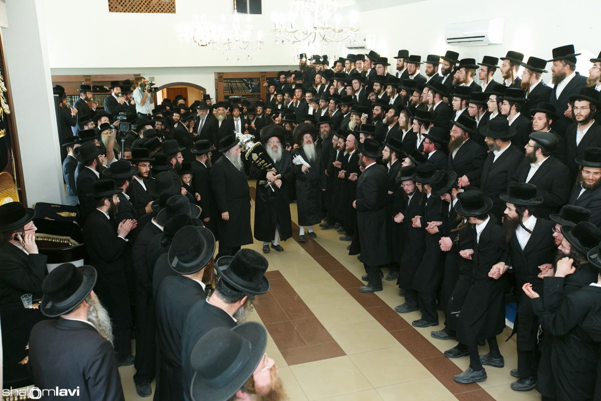 תיעוד ענק: הרבי מנדבורנה הכניס ספר תורה באוקראינה