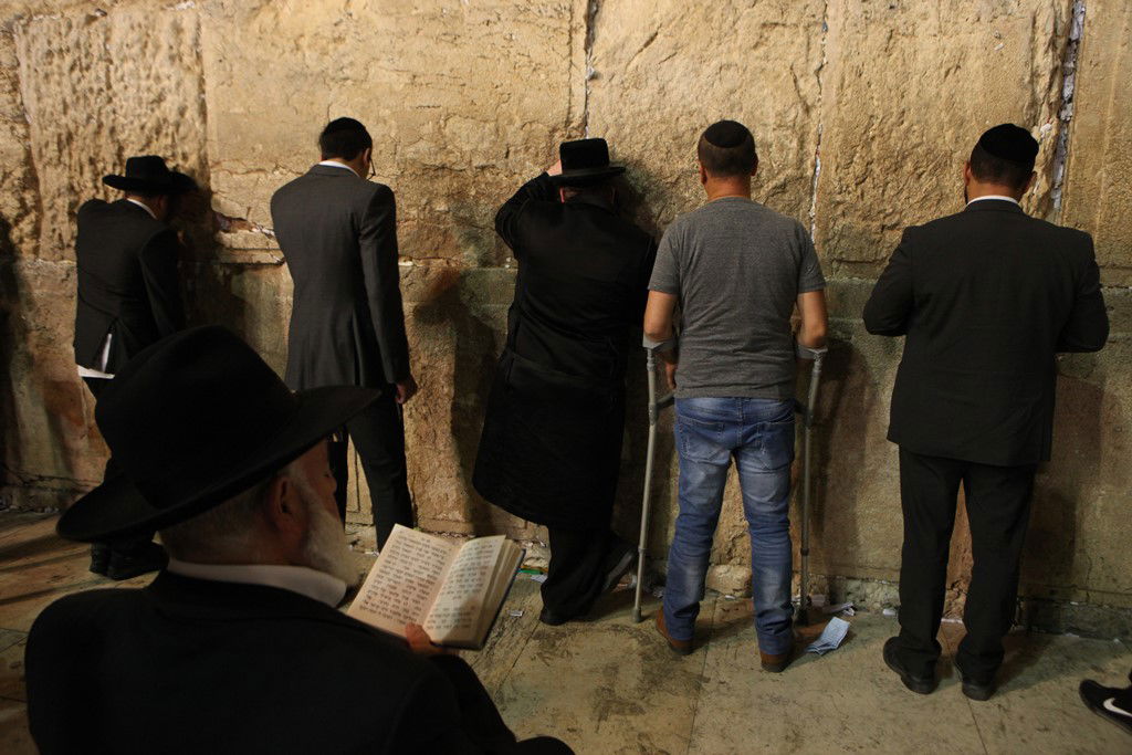 גלריה: מוצאי חג מתן-תורה בכותל המערבי