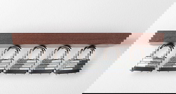 קוראים לזה מינימליזם: מדף תליה ללא מתלים