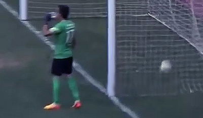 זה עלה לו ביוקר: השוער עצר לשתות - וספג שער