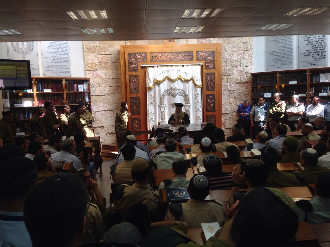 תיעוד: הרב יצחק יוסף מסר שיעור לחיילי צה"ל בבסיס הקריה