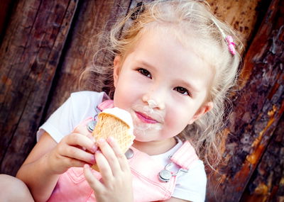 הגלידה טעימה כל כך שגם הבגדים החליטו לנסות אותה