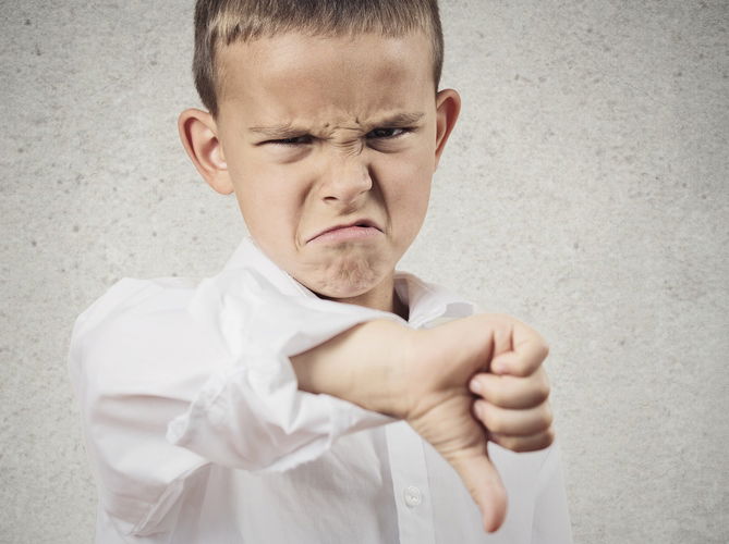 מדוע הילד מסרב ללכת לבית הספר? ציור העץ יגלה