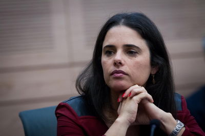 שקד יוזמת: החמרת ענישה למיידי אבנים