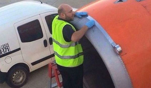 צפו: נוסע צילם עובד מדביק את מנוע המטוס בדבק 'סלוטייפ'