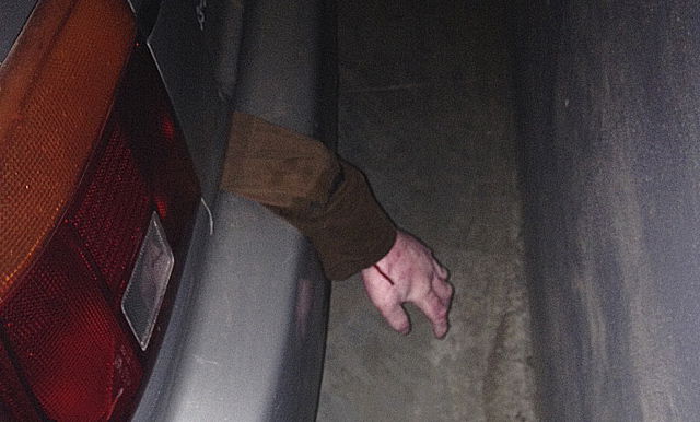 בהלה: "יד מדממת" בצבצה מתא המטען של רכב