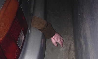 בהלה: "יד מדממת" בצבצה מתא המטען של רכב