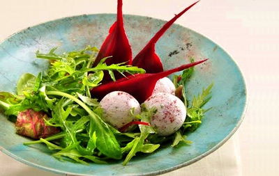 מנת פתיחה מרשימה לשבועות כדורי גבינה על מצע ירוק וסלק