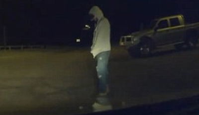 סרט אימה באמצע הכביש: אדם בקפוצ'ון חוסם נהגים וצורח