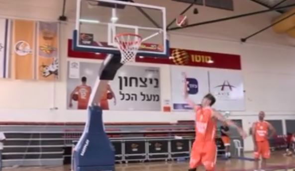 כך נראה משחק כדורסל עם כיסוי עיניים