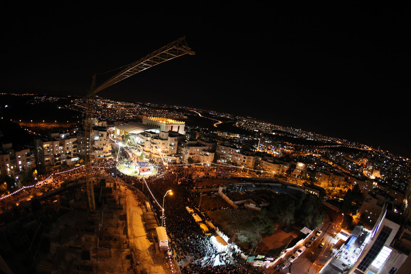האדמו"ר איחל "מזל טוב" ואלפי החסידים חגגו • צפו
