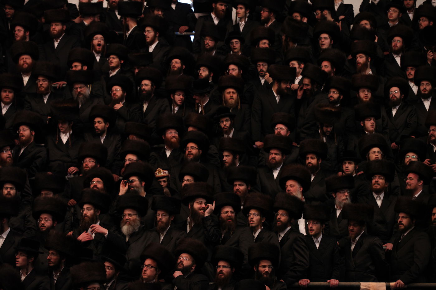 האדמו"ר איחל "מזל טוב" ואלפי החסידים חגגו • צפו