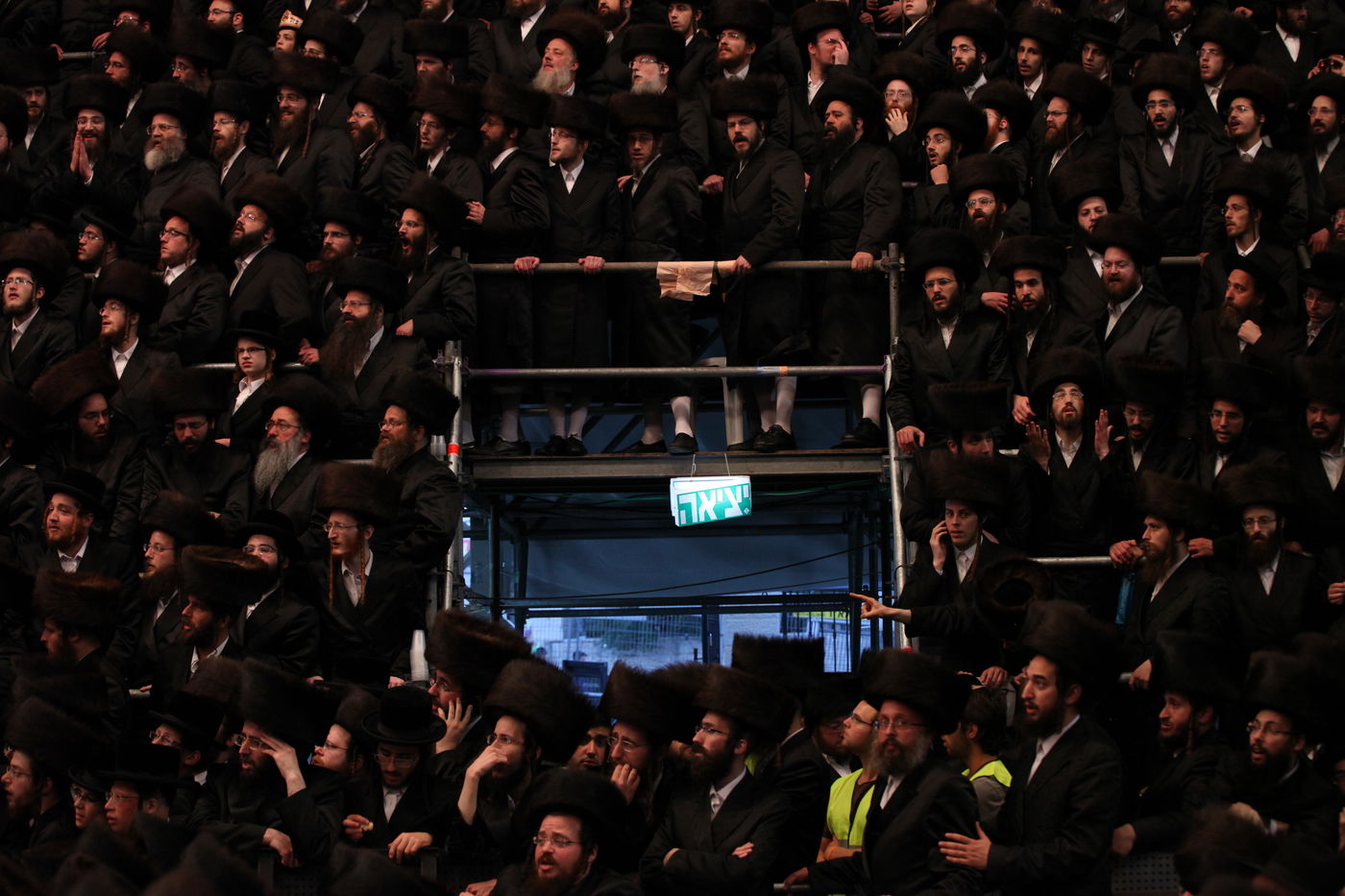 האדמו"ר איחל "מזל טוב" ואלפי החסידים חגגו • צפו