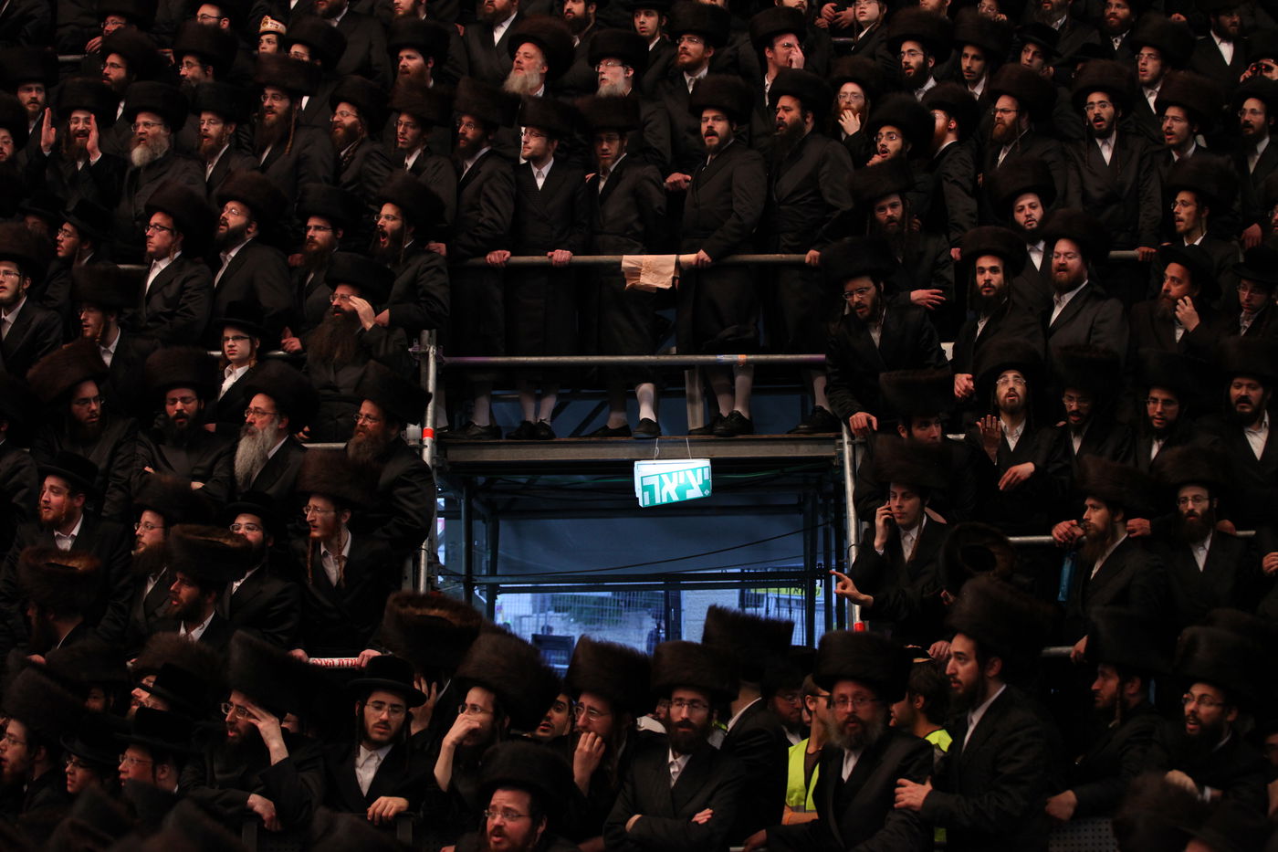 האדמו"ר איחל "מזל טוב" ואלפי החסידים חגגו • צפו