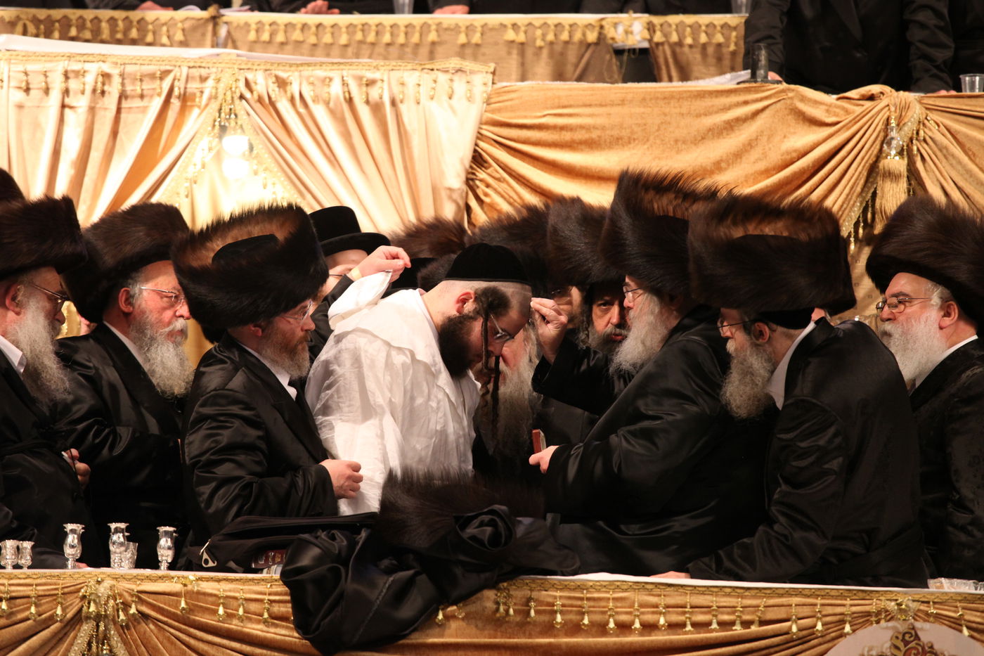 האדמו"ר איחל "מזל טוב" ואלפי החסידים חגגו • צפו