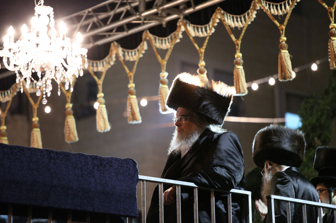 האדמו"ר איחל "מזל טוב" ואלפי החסידים חגגו • צפו