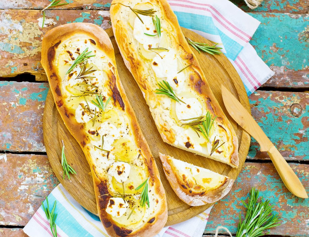 לחם שטוח עם תפוחי אדמה, גבינת עזים ורוזמרין