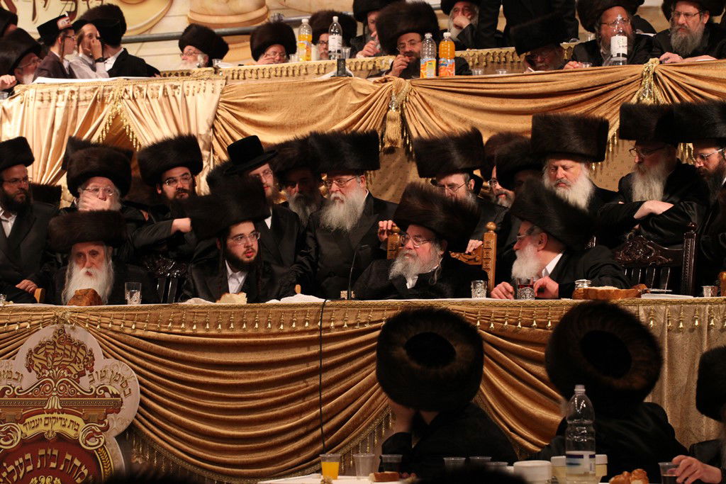 הרבי ממחנובקא משתתף בשמחת בית בעלזא • צפו