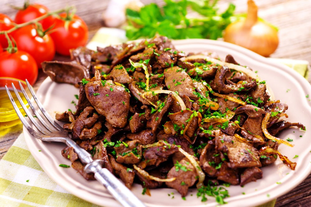 כבד עוף מטוגן בבצל ולימון. קלאסיקה