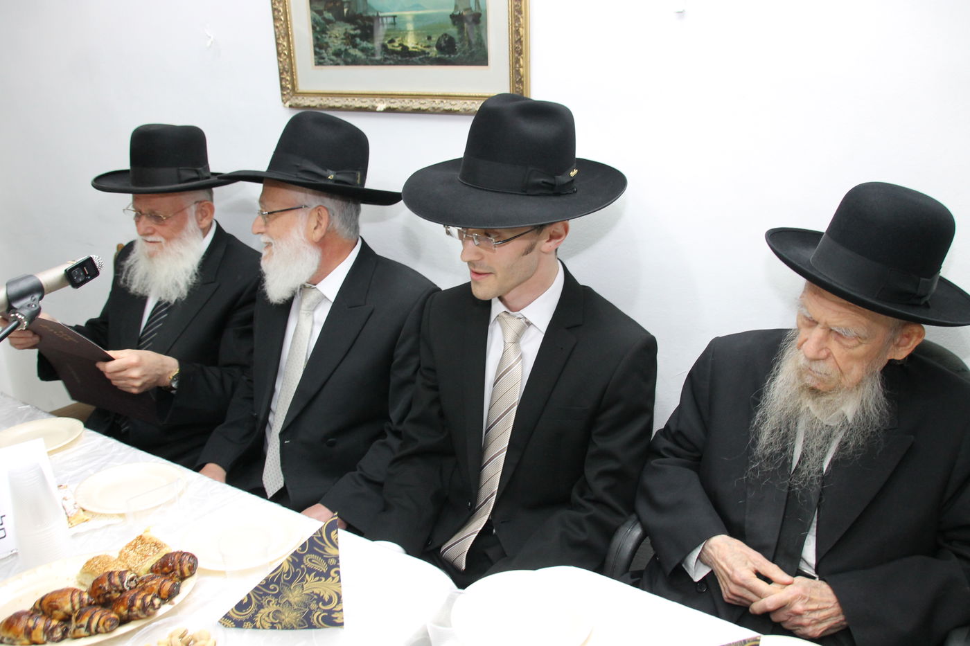 תיעוד: אירוסי נכדת ראש ישיבת פוניבז' הגרי"ג אדלשטיין