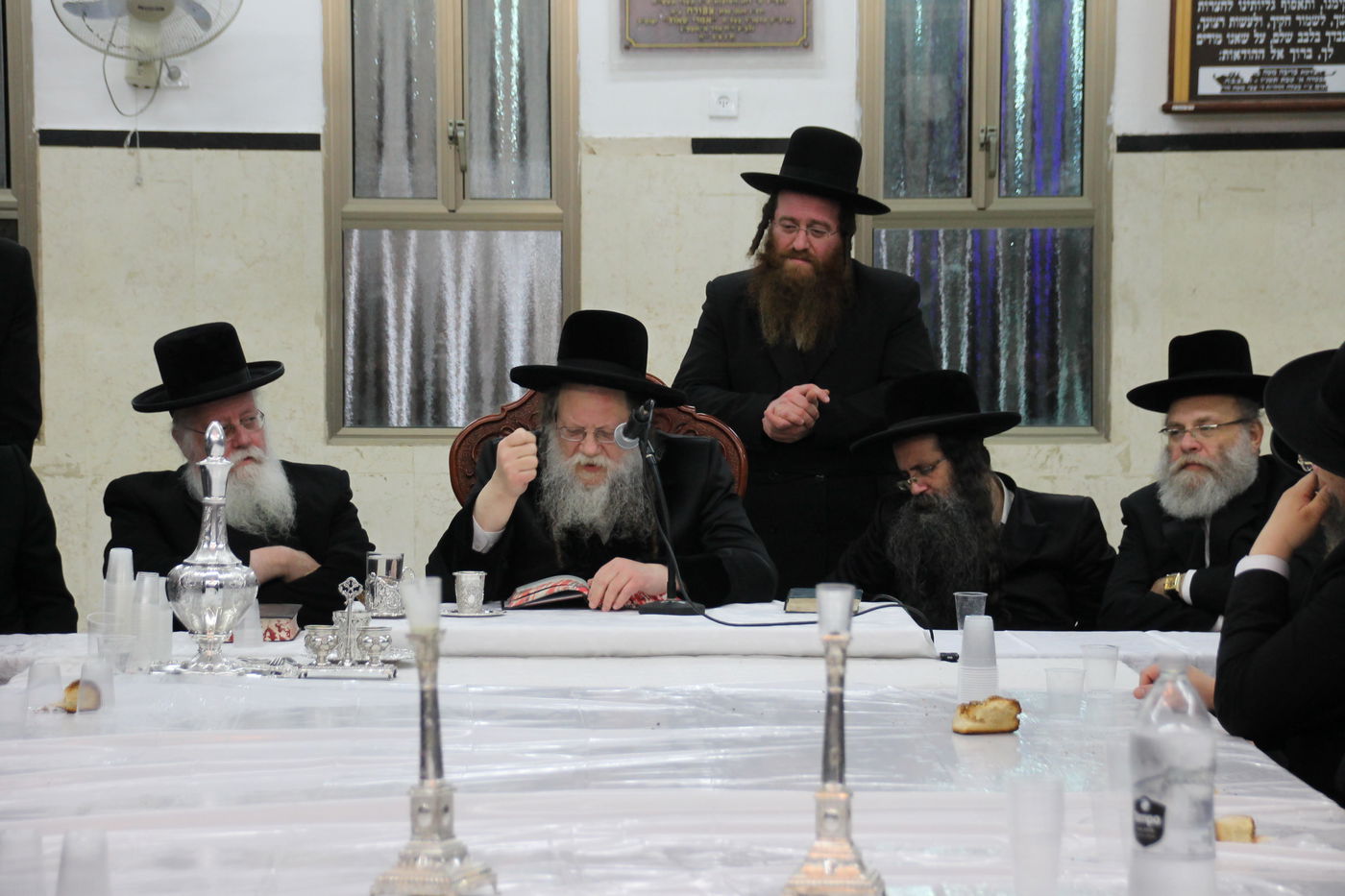 צפו: טיש לזכר הרבי ממודז'יץ זצ"ל