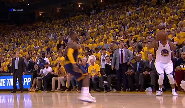 בגמר ה-NBA: קלע שלשה ללא נעל