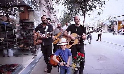 אודי דוידי בקליפ חדש לשיר: "ראו באורי" • צפו
