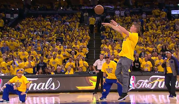 צפו: קלע מחצי המגרש וזכה ברכב BMW