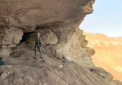 אנשי היחידה במערה