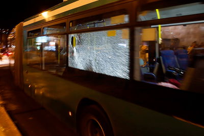 אוטובוס נרגם באבנים ביציאה מהכותל, אישה נפגעה קל