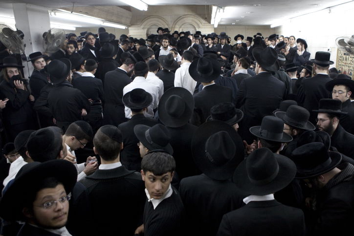 טקס הוצאת דיבוק בישיבת 'השלום'. ארכיון