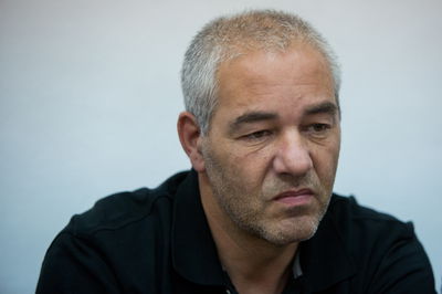 היום: הקראת כתבי האישום נגד רונאל פישר ורות דוד