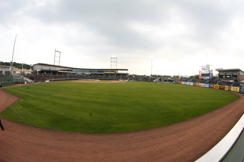 "ובחרת בחיים": האדמו"רים מויז'ניץ מונסי ומסקולען בכינוס משותף • גלריה