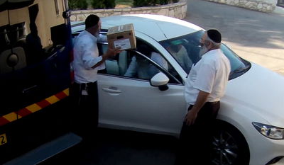 תיעוד חדש: האב הביא את גופת העובר ארוזה בקרטון