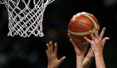 גם בגיל 60: אלווין ג'נטרי מטביע סל מול שחקני גולדן סטייט ווריורס