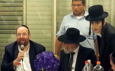 צפו: איל ההון רכניץ חוגג באירוסי מוטי שטיינמץ