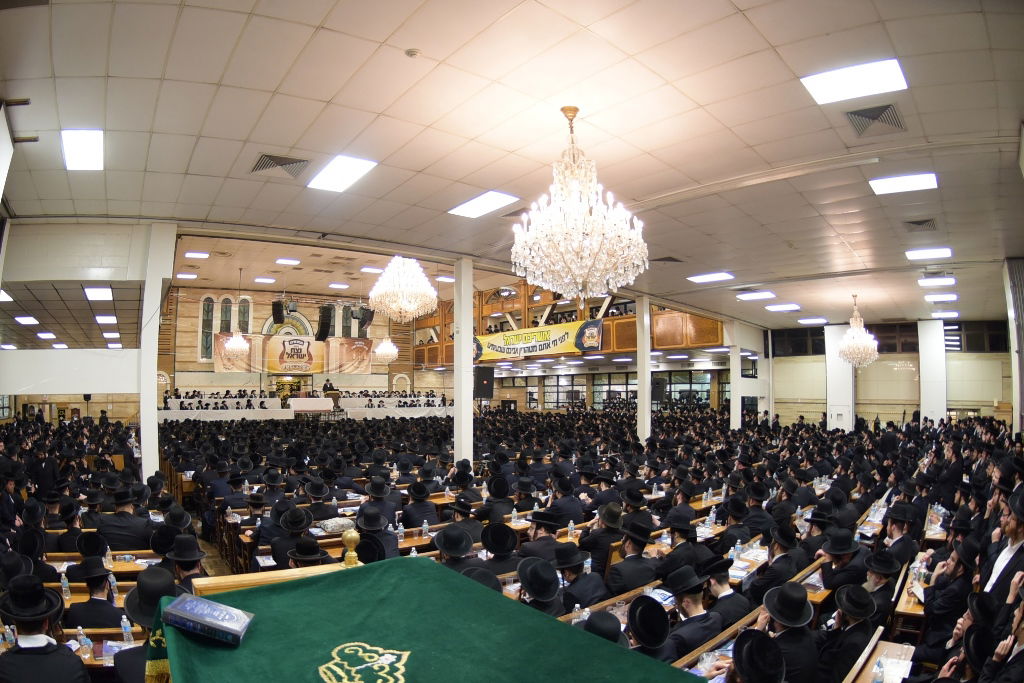 לנשים אסור "טלפון חכם"; בבית אסור להחזיק מחשב