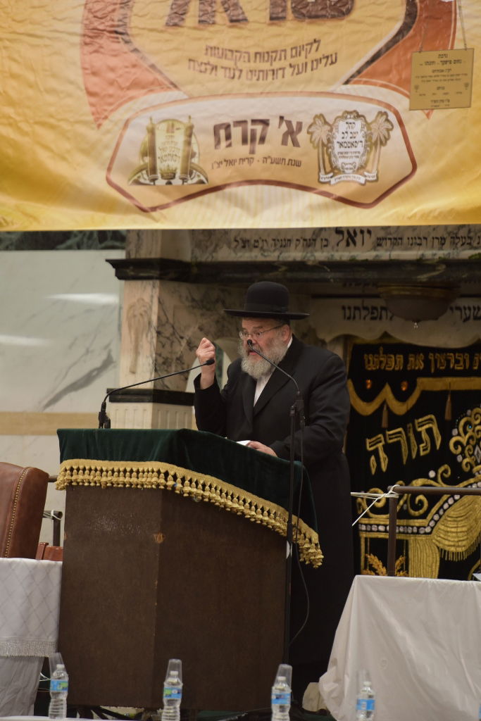 לנשים אסור "טלפון חכם"; בבית אסור להחזיק מחשב