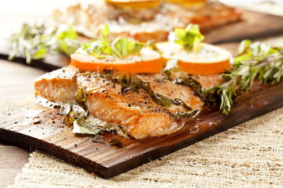 סלמון בתנור עם בטטות ועלי תימין