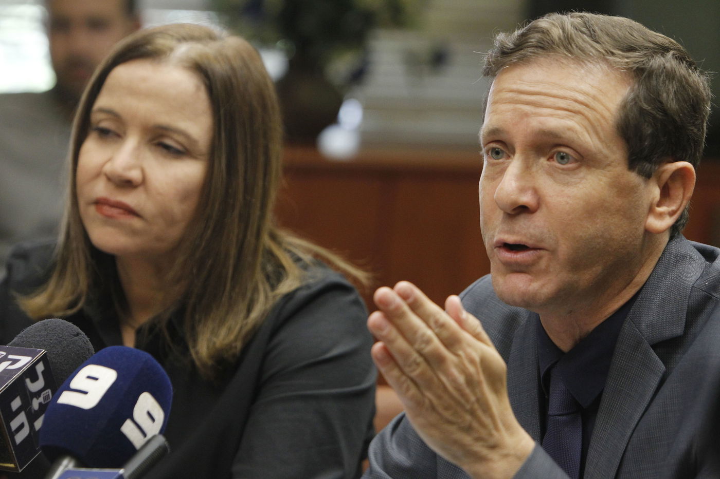 ראש בראש. יצחק הרצוג ושלי יחמוביץ